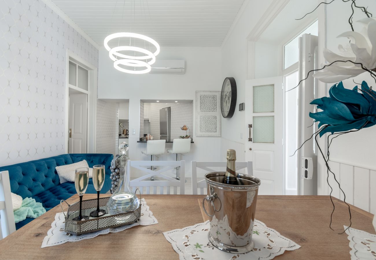 Apartamento com terraço e vista mar, no centro de Lagos, ao lado da praia.